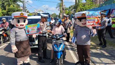 Sat Lantas Polresta Tanjungpinang Kampanyekan Keselamatan Berkendara, Bagikan Helm dan Cokelat