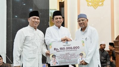 Gubernur Ansar Safari Ramadan di Batam, Serahkan Bantuan Rp150 Juta untuk Masjid Baitul Azhim