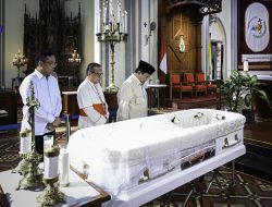 Presiden Prabowo Melayat Uskup Emeritus Petrus Turang di Katedral Jakarta