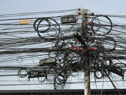 Diskominfo Tanjungpinang Desak Provider Internet Tertibkan Kabel FO yang Semrawut