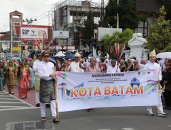 Delegasi Batam Tampilkan Budaya Melayu dalam Pawai Budaya APEKSI di Bukittinggi