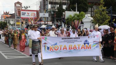 Delegasi Batam Tampilkan Budaya Melayu dalam Pawai Budaya APEKSI di Bukittinggi