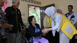 Bantu Lansia Bintan, Hafizha Turun Langsung ke Rumah Penerima Kursi Roda