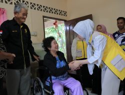 Bantu Lansia Bintan, Hafizha Turun Langsung ke Rumah Penerima Kursi Roda