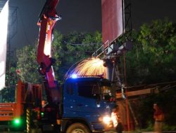 Ratusan Reklame Tak Berizin di Batam Mulai Dibongkar