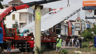 519 Titik Reklame di Batam Dibongkar, Pemko Tegas Tindak Pelanggaran Izin