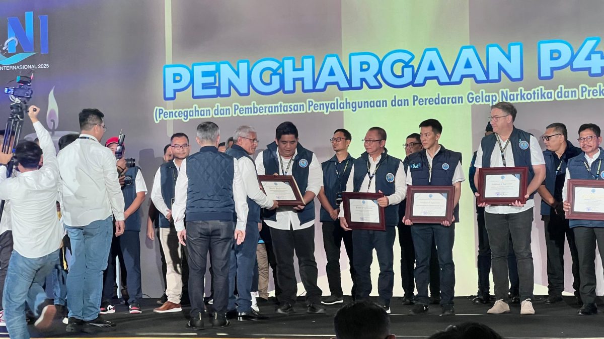 Bupati Roby Saat Menerima Penghargaan BNN RI. Dok : Kominfo Kabupaten Bintan