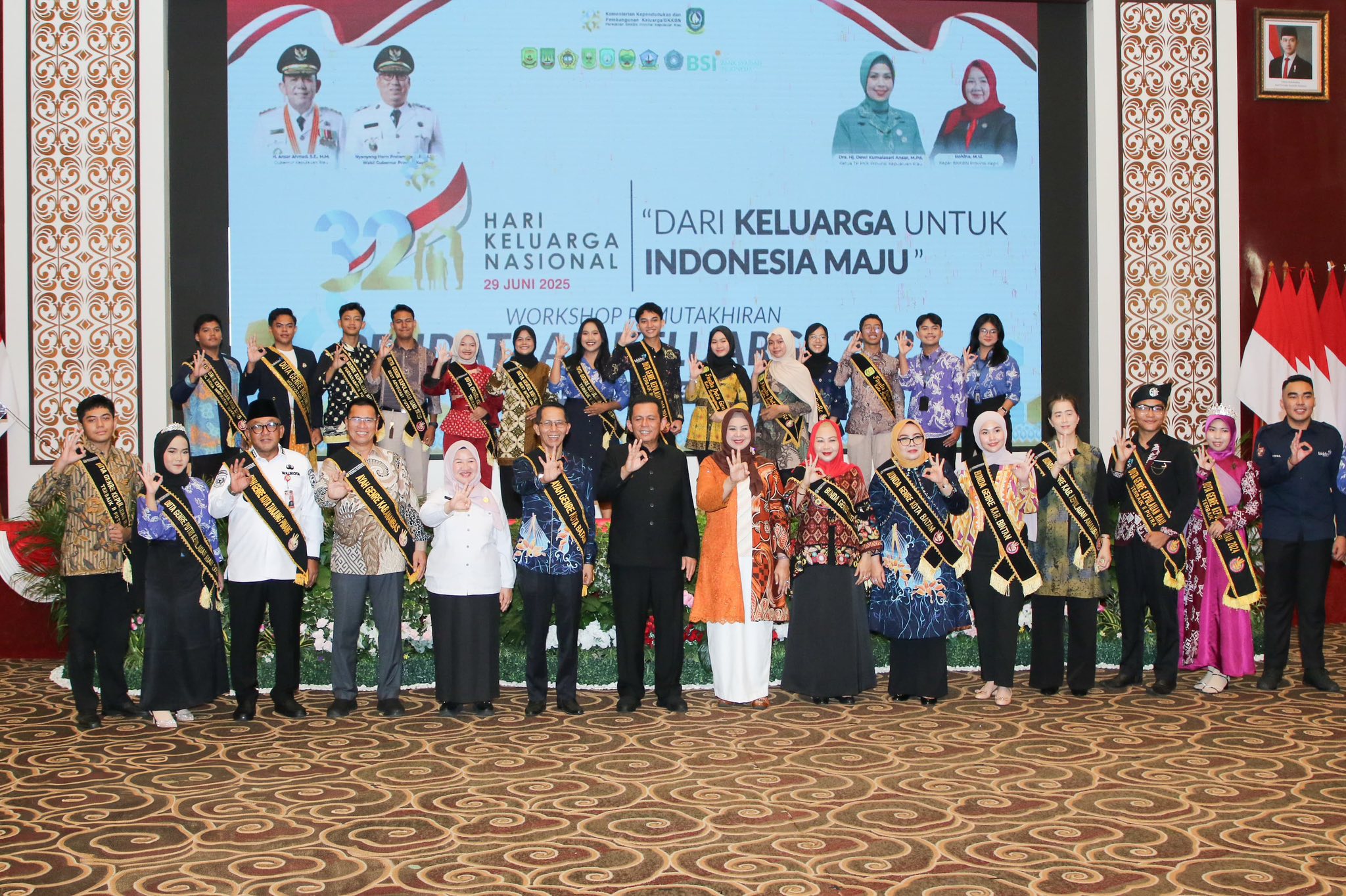 Wali Kota Batam, H. Amsakar Achmad, bersama Ketua Tim Penggerak Pemberdayaan dan Kesejahteraan Keluarga (TP-PKK) Kota Batam, Hj. Erlita Amsakar, secara resmi dikukuhkan sebagai Ayah dan Bunda GenRe (Generasi Berencana) Kota Batam saat dikukuhkan oleh Gubernur Provinsi Kepulauan Riau pada (16/7) di Kota Batam. Dok : Media Center Kota Batam