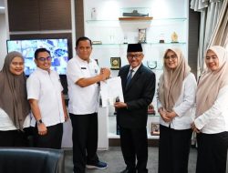 Jefridin Serahkan Mobil Dinas Usai Tak Lagi Jabat Sekda Batam
