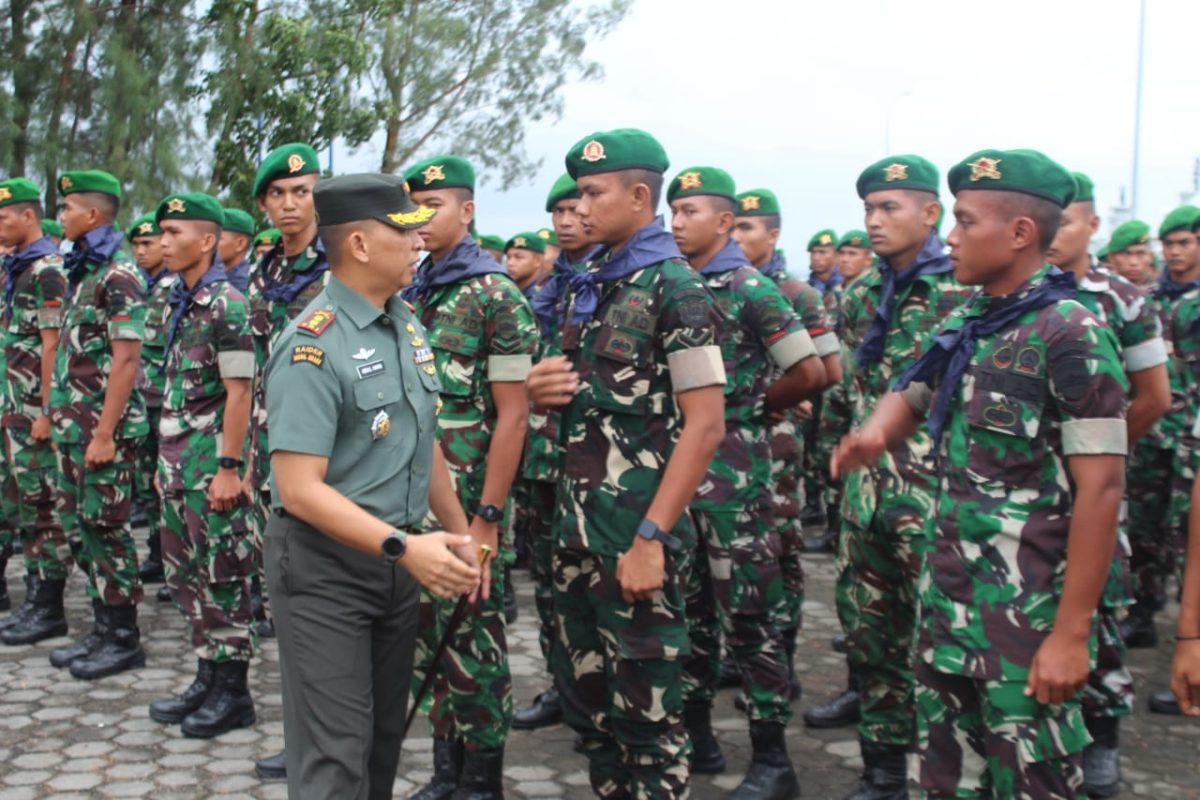 Komandan Kodim 0315/Tanjungpinang Letkol Inf Abdul Hamid, S.I.P turut hadir dalam acara Penerimaan Personel Batalyon Teritorial Pembangunan (TP) 849/Beladau Sakti (BS) di Lapangan Fasharkan Mentigi, Kabupaten Bintan, Rabu (9/7/2025). Dok : Kodim 0315/Tanjungpinang