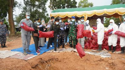 Badan Karantina Indonesia (Barantin) melalui Badan Karantina Hewan Ikan dan Tumbuhan Kepulauan Riau memusnahkan 4 ton bawang merah pada Jum'at (15/8) di Pelabuhan Pintu 5, Jembatan Barelang. Batam. Dok : Balai Karantina Kepulauan Riau.