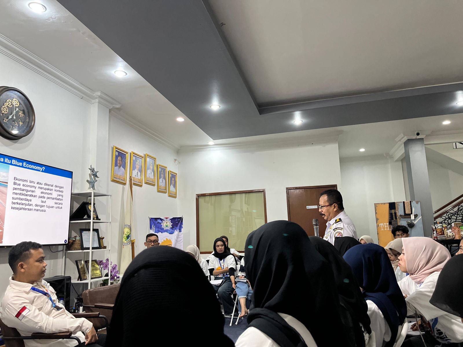 Finalis Sekolah Duta Maritim Indonesia mendapatkan pembekalan materi terkait keamanan maritim dari Ahli Madya Direktorat Strategis Bakamla RI, Kolonel Drs. Wawan Gunawan pada (16/8) di Jakarta. Dok : Istimewa