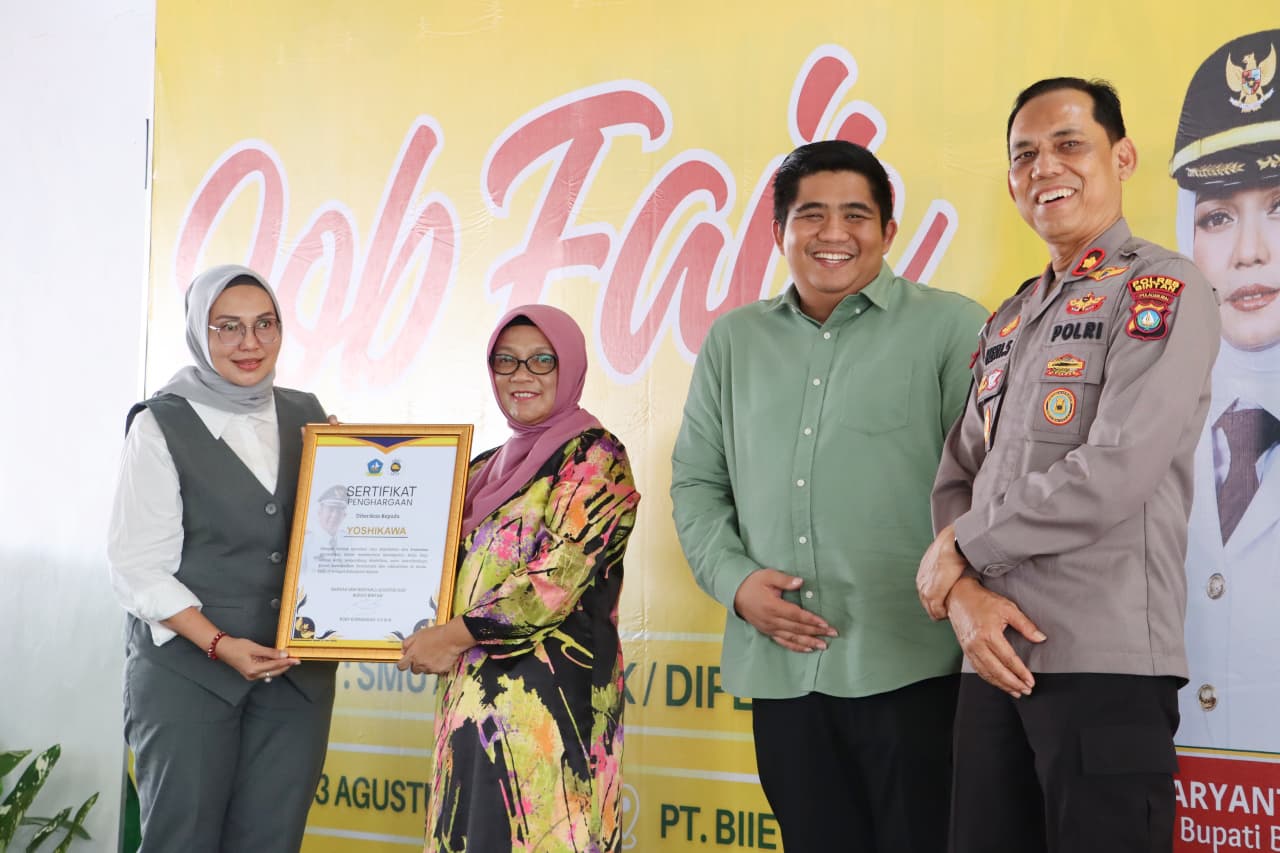 Bupati Bintan Roby Kurniawan secara resmi membuka Job Fair 2025, Jumat (22/8) di Kawasan Industri PT BIIE Lobam. Kegiatan tahunan ini merupakan kali keempat digelar Pemkab Bintan, setelah sebelumnya sukses di kawasan PT BAI, PT BRC, dan SMKN 1 Bintan Utara. Dok : Kominfo Kabupaten Bintan.