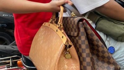 Massa sedang membawa barang barang hasil jarahan. Dok : Istimewa