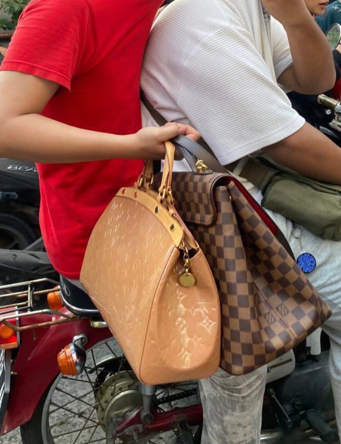 Massa sedang membawa barang barang hasil jarahan. Dok : Istimewa