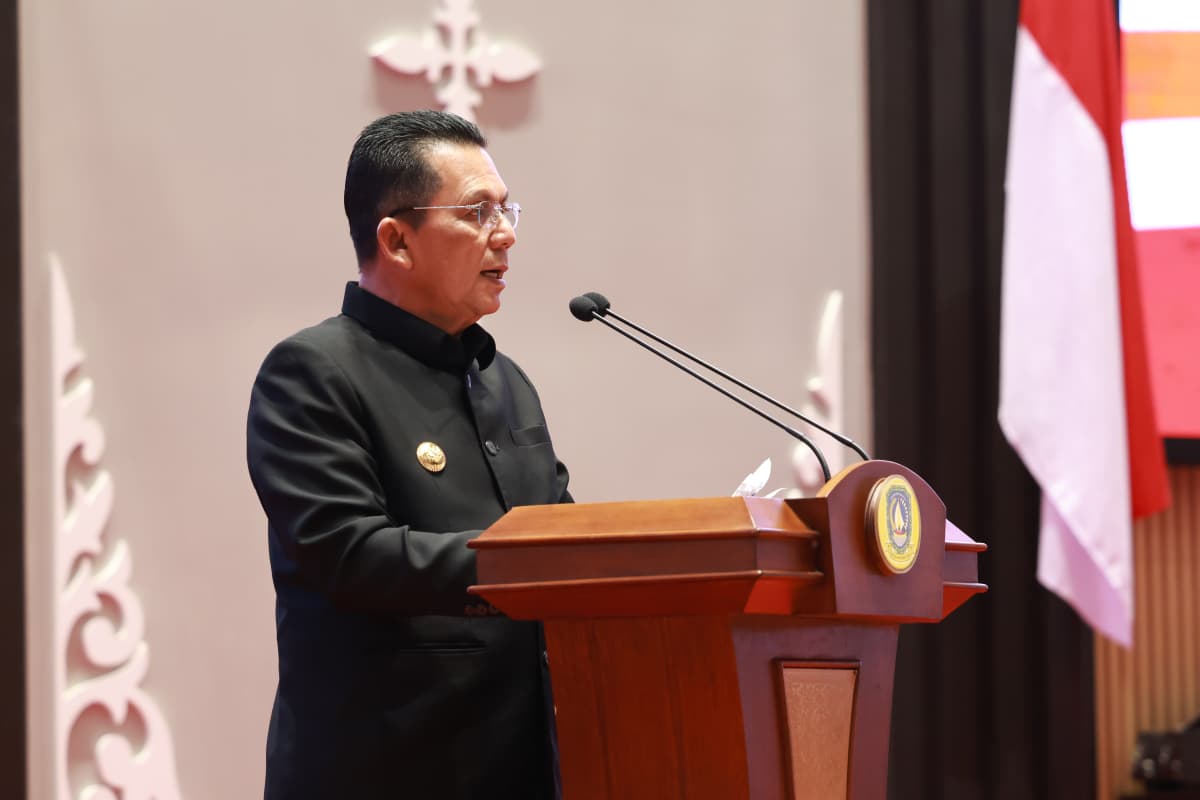 Gubernur Kepulauan Riau, H. Ansar Ahmad, menyampaikan Rancangan Kebijakan Umum Anggaran serta Rancangan Prioritas dan Plafon Anggaran Sementara (KUA dan PPAS) Perubahan APBD Provinsi Kepulauan Riau Tahun Anggaran 2025 dalam rapat paripurna yang digelar di Ruang Sidang Utama DPRD Provinsi Kepri, Balairung Raja Khalid, Rabu (6/8/2025). Dok : Kominfo Provinsi Kepulauan Riau.