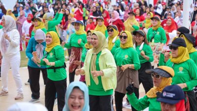 Warga Tanjungpinang Ikut Senam Massal Bersama BKOW Kepri, Sekaligus Cek Kesehatan dan Bazar Murah