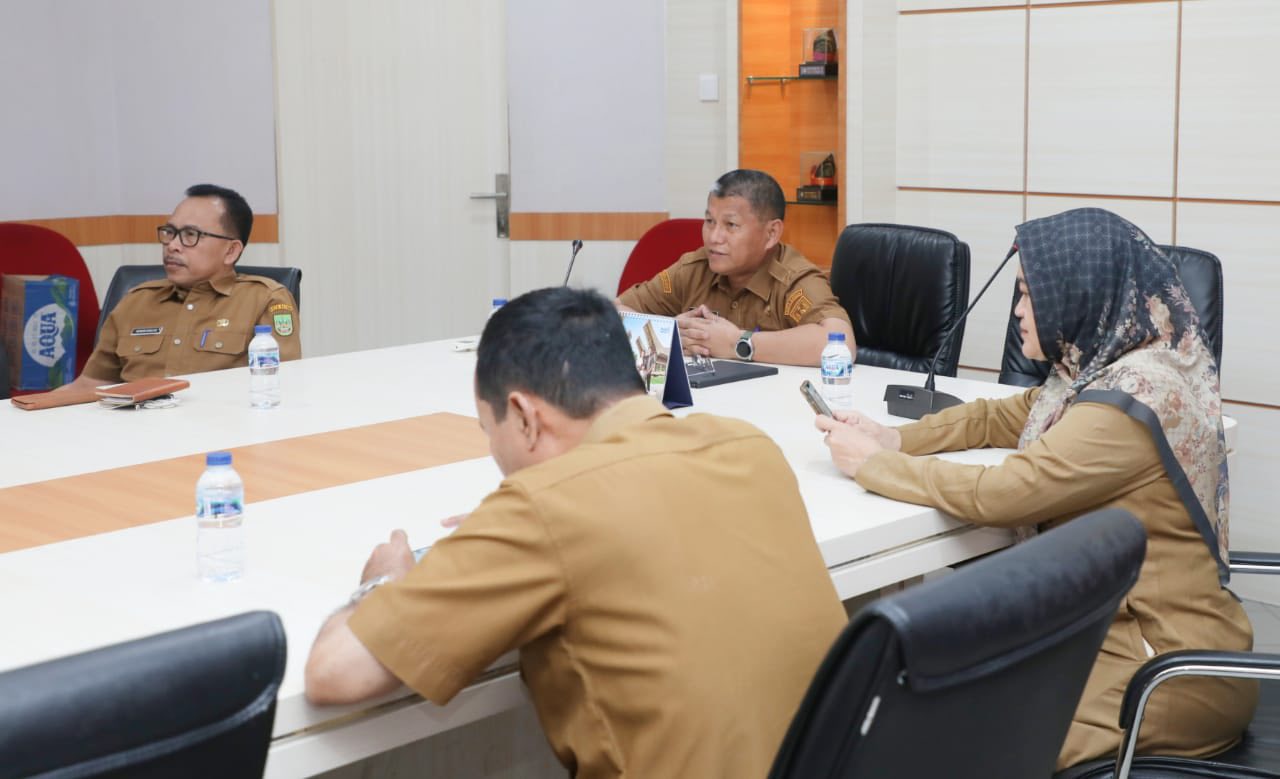Penjabat (Pj) Sekretaris Daerah Kota Batam, Firmansyah, memimpin jalannya Zoom Meeting Rapat Koordinasi yang digelar Kementerian Dalam Negeri Republik Indonesia dengan agenda pembahasan Program Makan Bergizi Gratis (MBG) dan percepatan penuntasan Tuberkulosis (TBC), Senin (29/9/2025) di Kantor Wali Kota Batam. Dok : Kominfo Kota Batam.