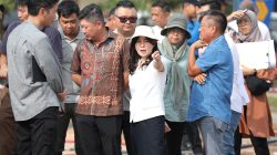 Wakil Walikota Batam Li Claudia Chandra saat meninjau lokasi rawan Banjir di Kota Batam. dOK : Kominfo Kota Batam