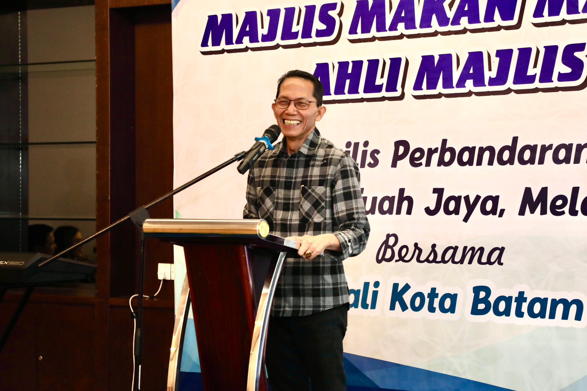 Wali Kota Batam, Amsakar Achmad, menyambut hangat kunjungan Datuk Sapiah Binti Haron, Yang Dipertuah Majlis Perbandaraan Hang Tuah Jaya (MPHTJ) Melaka, bersama 24 delegasi di Swiss-Belhotel Harbour Bay, Batuampar, Kamis (2/10/2025) Dok : Media Center Kota Batam.