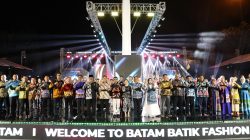 Dataran Engku Putri berubah menjadi panggung megah kreativitas, Sabtu (4/10/2025) malam. Ratusan pasang mata terpukau menyaksikan peragaan busana dalam Malam Puncak Batam Batik Fashion Week (BBFW) 2025. Dok : Kominfo Kota Batam