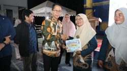 Wali Kota Batam, Amsakar Achmad, bersilaturahmi dengan para ketua RT, RW dan Lembaga Pemberdayaan Masyarakat (LPM) se-Kecamatan Lubukbaja di halaman Kantor Camat Lubukbaja, Sabtu (18/10/2025). Dok : Diskominfo Kota Batam