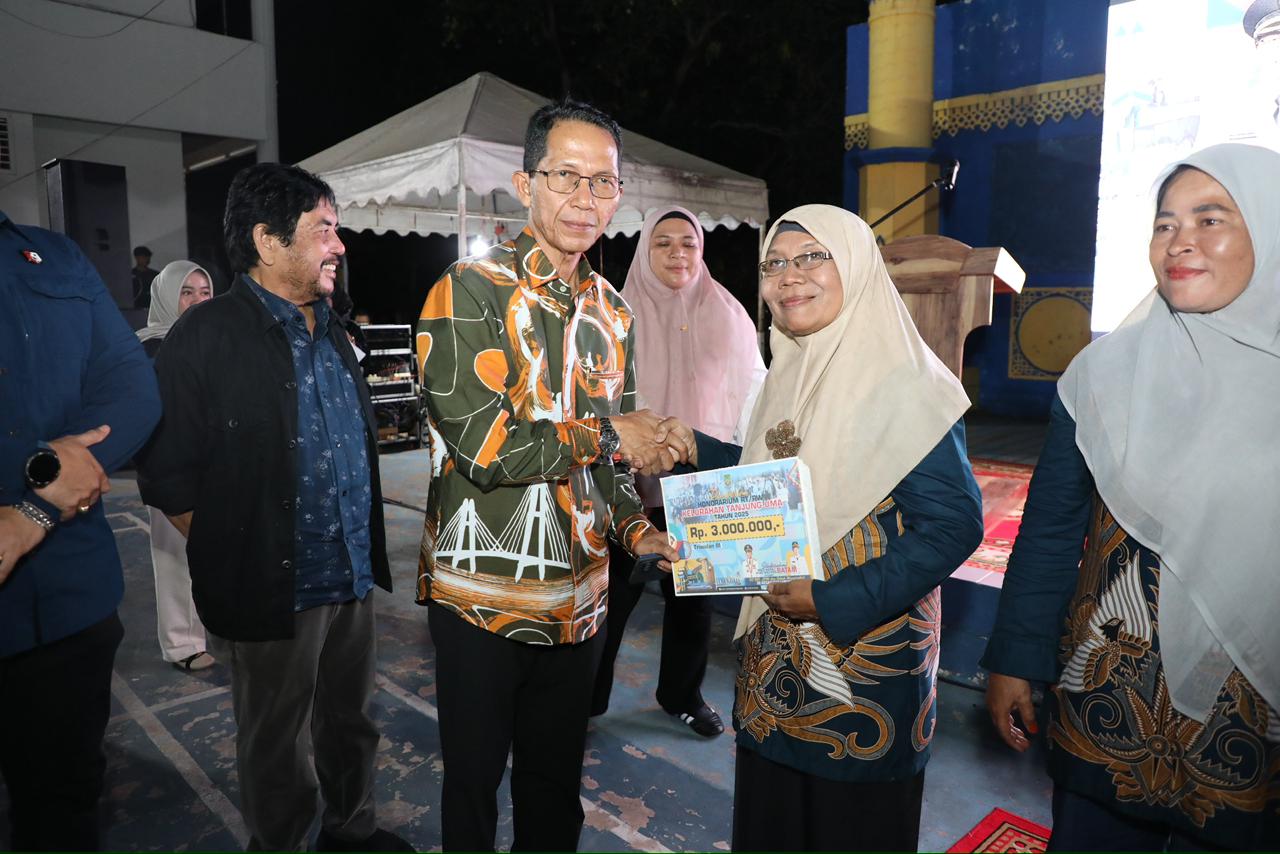 Wali Kota Batam, Amsakar Achmad, bersilaturahmi dengan para ketua RT, RW dan Lembaga Pemberdayaan Masyarakat (LPM) se-Kecamatan Lubukbaja di halaman Kantor Camat Lubukbaja, Sabtu (18/10/2025). Dok : Diskominfo Kota Batam