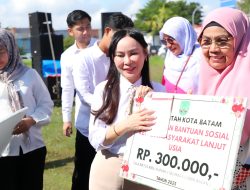 Li Claudia Candra Serahkan Bantuan Sosial untuk 591 Lansia di Batam