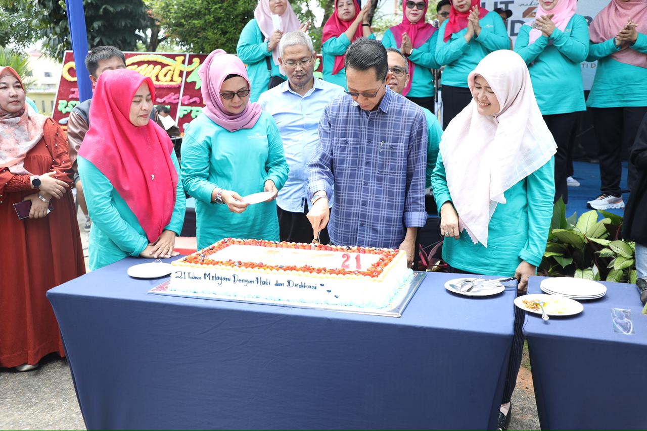 Walikota Batam Amsakar saat menghadiri perayaan HUT ke-21 RSUD Embung Fatimah di RSUD Embung, Batuaji, Sabtu (18/10/2025). Dok : Kominfo Kota Batam.
