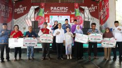 Wali Kota Batam, Amsakar Achmad, bersama Wakil Wali Kota Batam, Li Claudia Chandra, menyalurkan Program Bantuan Sosial Lanjut Usia (Lansia) Kota Batam Tahun 2025 untuk warga di Kecamatan Lubukbaja, Bengkong, dan Batuampar di Food Court Hotel Pacific, Jumat (17/10/2025). Ddok : Diskominfo Kota Batam.