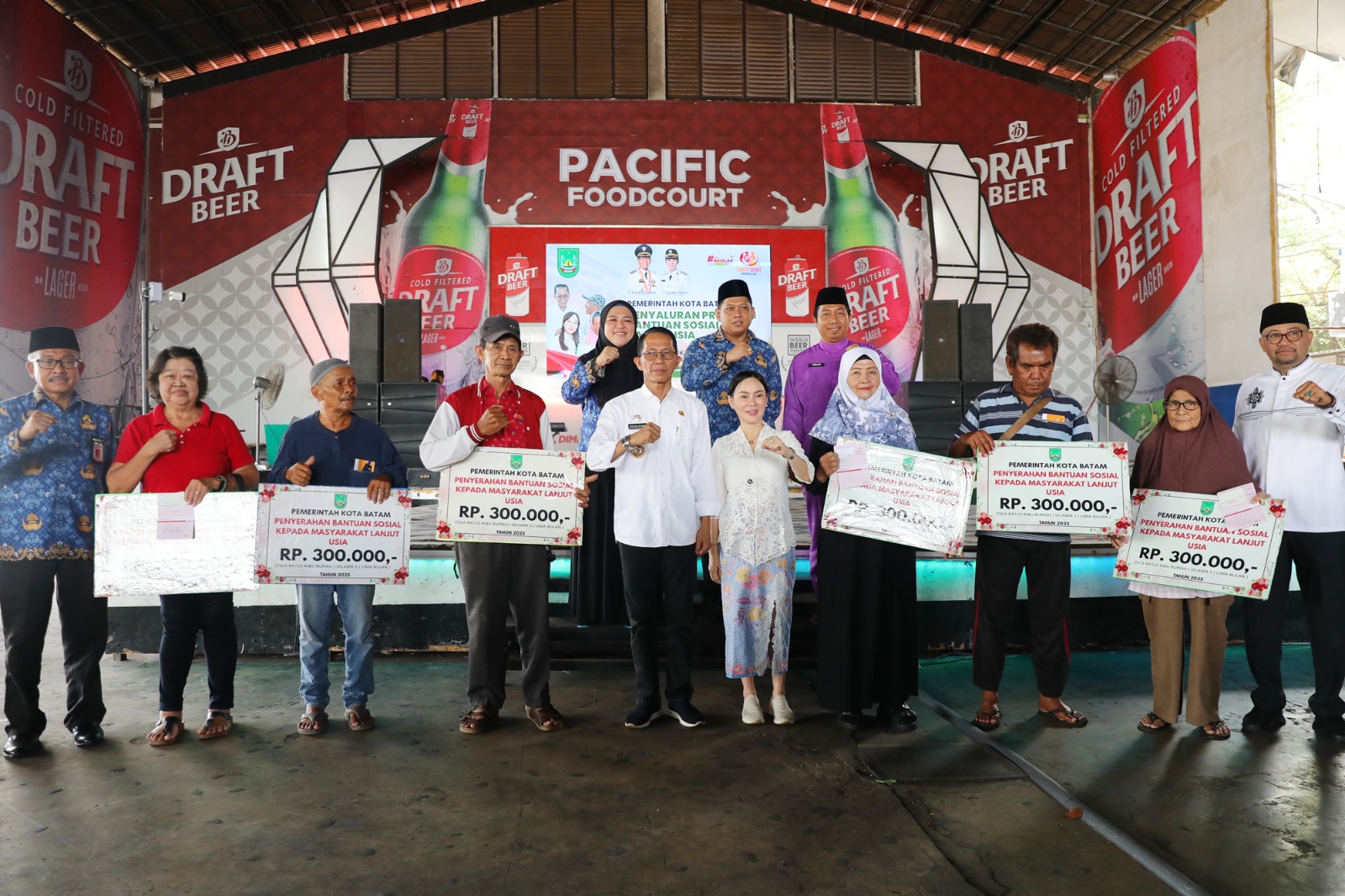 Wali Kota Batam, Amsakar Achmad, bersama Wakil Wali Kota Batam, Li Claudia Chandra, menyalurkan Program Bantuan Sosial Lanjut Usia (Lansia) Kota Batam Tahun 2025 untuk warga di Kecamatan Lubukbaja, Bengkong, dan Batuampar di Food Court Hotel Pacific, Jumat (17/10/2025). Ddok : Diskominfo Kota Batam.