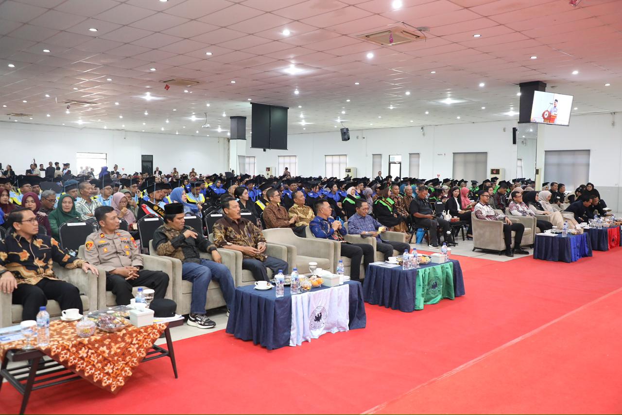 Wali Kota Batam, Amsakar Achmad, menghadiri dan memberikan sambutan pada acara Wisuda Sarjana dan Pascasarjana Universitas Riau Kepulauan (UNRIKA) periode ke-40 yang digelar di Auditorium UNRIKA, Batuaji, Sabtu (18/10/2025). Dok : Kominfo Kota Batam.