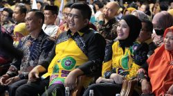 Bupati Bintan Beserta Istri hadir dalam acara malam Puncak ADUJAKNAS GenRe 2025. Dok : Kominfo Kabupaten Bintan.