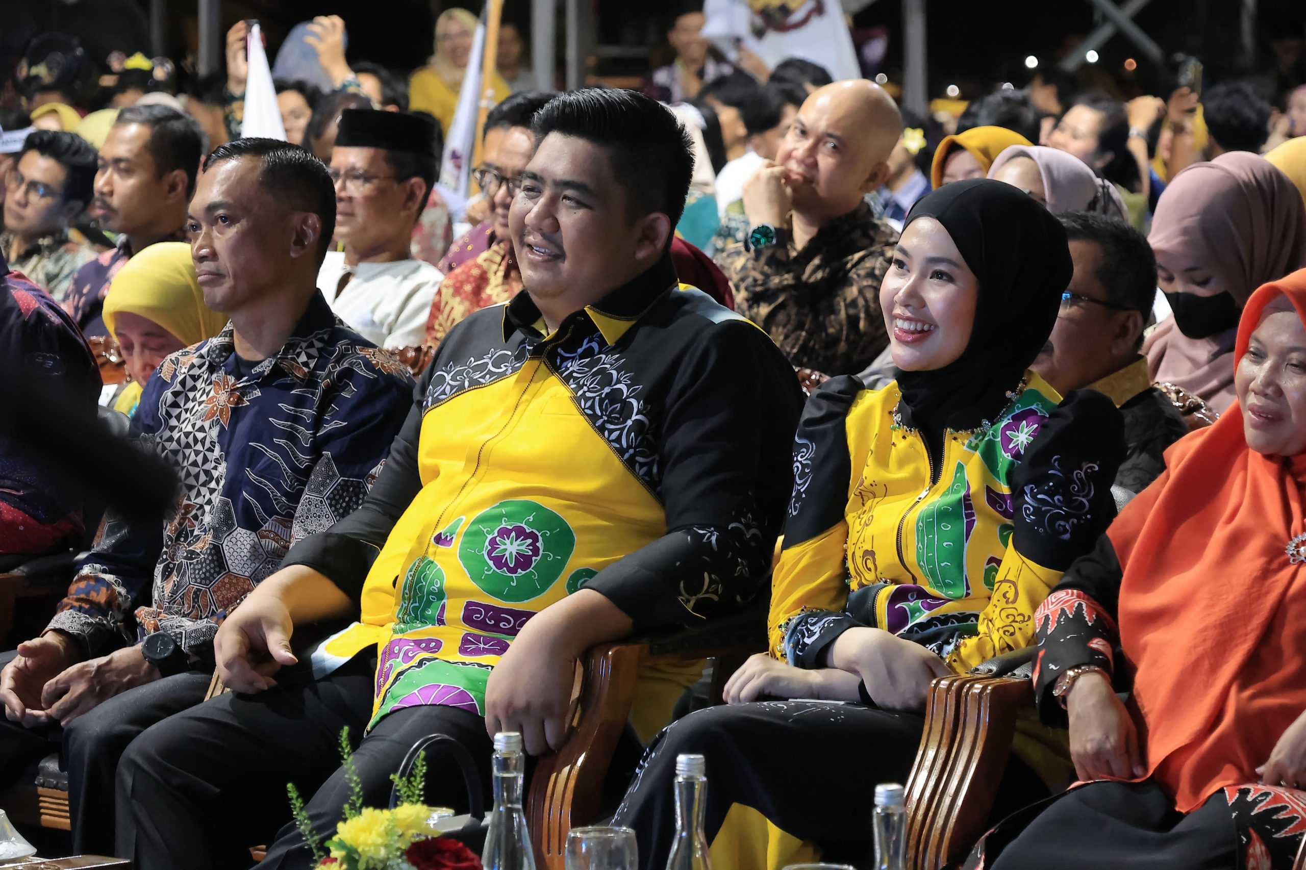 Bupati Bintan Beserta Istri hadir dalam acara malam Puncak ADUJAKNAS GenRe 2025. Dok : Kominfo Kabupaten Bintan.