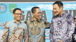 Wali Kota Batam, Amsakar Achmad, bersama Bupati Lamongan, Yuhronur Efendi, dan Anggota DPR RI, Ahmad Labib, bersilaturahmi dengan pengurus Paguyuban Warga Lamongan (Pawala) Batam di Golden Prawn, Bengkong, Sabtu (1/11/2025) malam. Dok : Kominfo Kota Batam