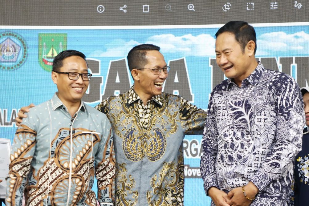 Wali Kota Batam, Amsakar Achmad, bersama Bupati Lamongan, Yuhronur Efendi, dan Anggota DPR RI, Ahmad Labib, bersilaturahmi dengan pengurus Paguyuban Warga Lamongan (Pawala) Batam di Golden Prawn, Bengkong, Sabtu (1/11/2025) malam. Dok : Kominfo Kota Batam