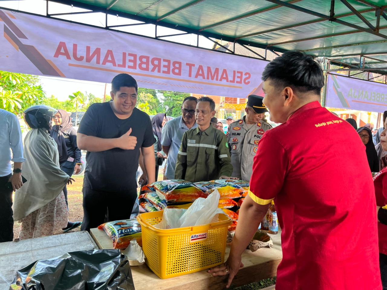 Bupati Kabupaten Bintan meninjau Pasar Murah. Dok : Kominfo Kabupaten Bintan