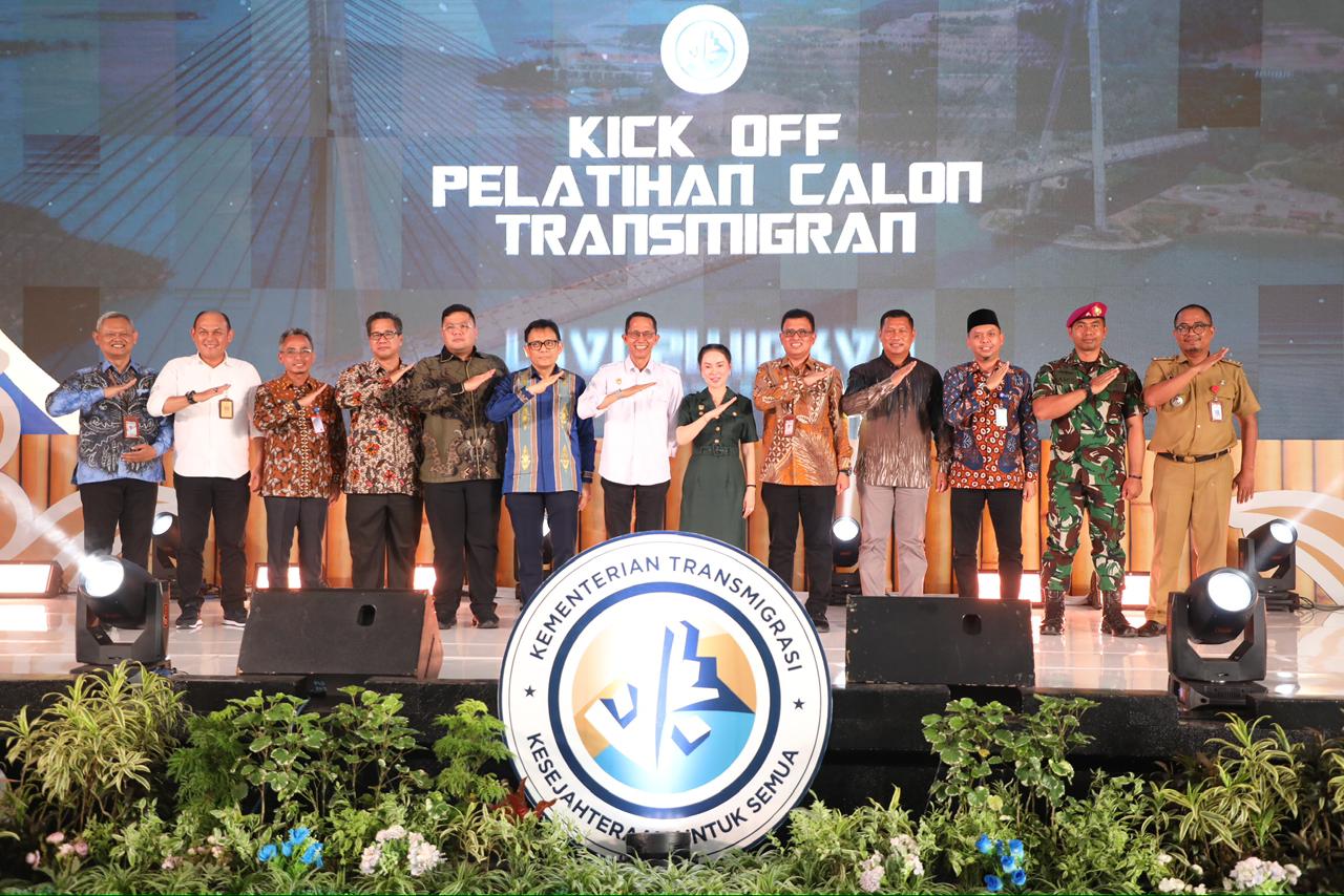 Wali Kota Batam, Amsakar Achmad, bersama Wakil Wali Kota Batam, Li Claudia Chandra, menghadiri Kick Off Pelatihan Calon Transmigran di Batalyon Infanteri 10 Marinir Satria Buih Yudha (SBY) Barelang, Senin (3/11/2025).. Dok : Kominfo Kota Batam.