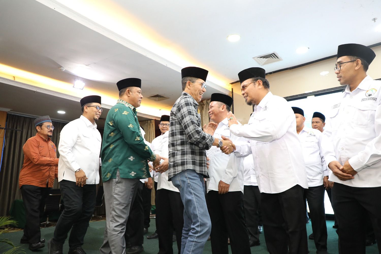 Wali Kota Batam, Amsakar Achmad, menghadiri Pelantikan dan Rapat Kerja Pengurus Persatuan Mubalig Batam (PMB) periode 2025–2039 yang digelar di Hotel Golden View, Bengkong, Sabtu (1/11/2025). Dok : Kominfo Kota Batam.