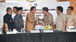 Gubernur Kepulauan Riau H. Ansar Ahmad menerima kunjungan kerja reses Ketua Komisi V DPR RI, Lasarus, beserta rombongan di Graha Kepri, Batam Centre, Rabu (29/10). Dok : Kominfo Provinsi Kepulauan Riau.