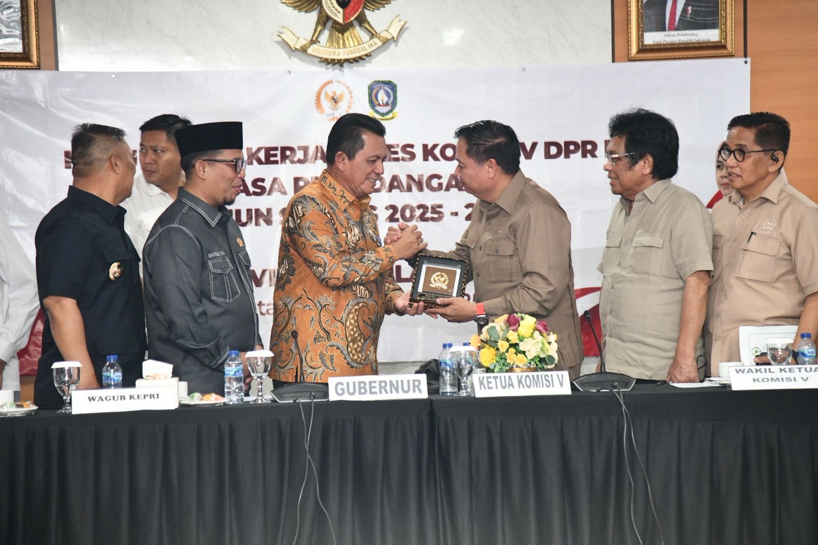 Gubernur Kepulauan Riau H. Ansar Ahmad menerima kunjungan kerja reses Ketua Komisi V DPR RI, Lasarus, beserta rombongan di Graha Kepri, Batam Centre, Rabu (29/10). Dok : Kominfo Provinsi Kepulauan Riau.