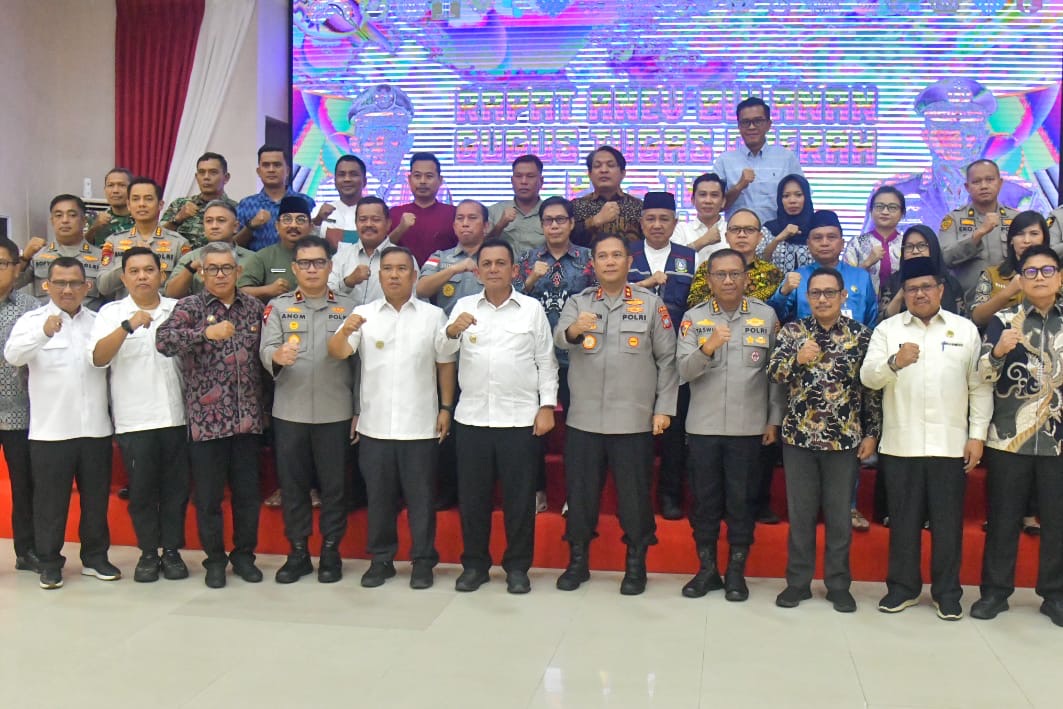 Gubernur Kepulauan Riau (Kepri) H. Ansar Ahmad didampingi Wakil Gubernur Kepri Nyanyang Haris Pratamura menghadiri Rapat Evaluasi Bulanan Gugus Tugas Daerah Pencegahan dan Penanganan Tindak Pidana Perdagangan Orang (TPPO) di Gedung Lancang Kuning, Polda Kepri, Jumat (31/10). Dok : Diskominfo Provinsi Kepulauan Riau