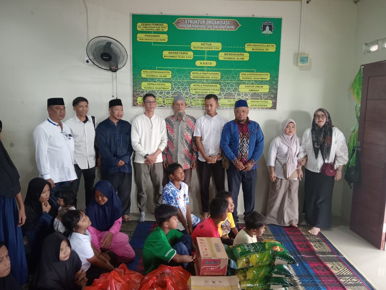 DPD Partai Amanat Nasional (PAN) Kota Tanjungpinang melaksanakan kegiatan sosial berbagi dengan anak-anak yatim piatu di Panti Asuhan Hidayatullah, Jalan Matador, Kota Tanjungpinang, Selasa (30/12/2025). Dok : Ismulyono (Oyon)