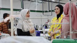Ketua Dekranasda (Dewan Kerajinan Nasional Daerah) Bintan Hafizha Rahmadhani mengunjungi dan meninjau langsung pengoperasian Gedung Produksi Sentra Industri Fashion di Seri Kuala Lobam, Jumat sore (05/12).. Dok : Kominfo Kabupaten Bintan.