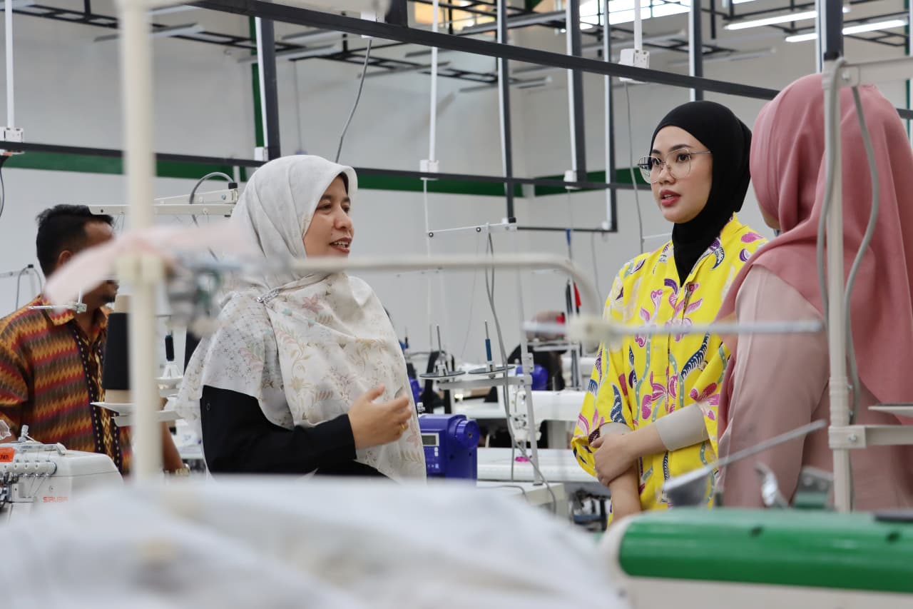 Ketua Dekranasda (Dewan Kerajinan Nasional Daerah) Bintan Hafizha Rahmadhani mengunjungi dan meninjau langsung pengoperasian Gedung Produksi Sentra Industri Fashion di Seri Kuala Lobam, Jumat sore (05/12).. Dok : Kominfo Kabupaten Bintan.