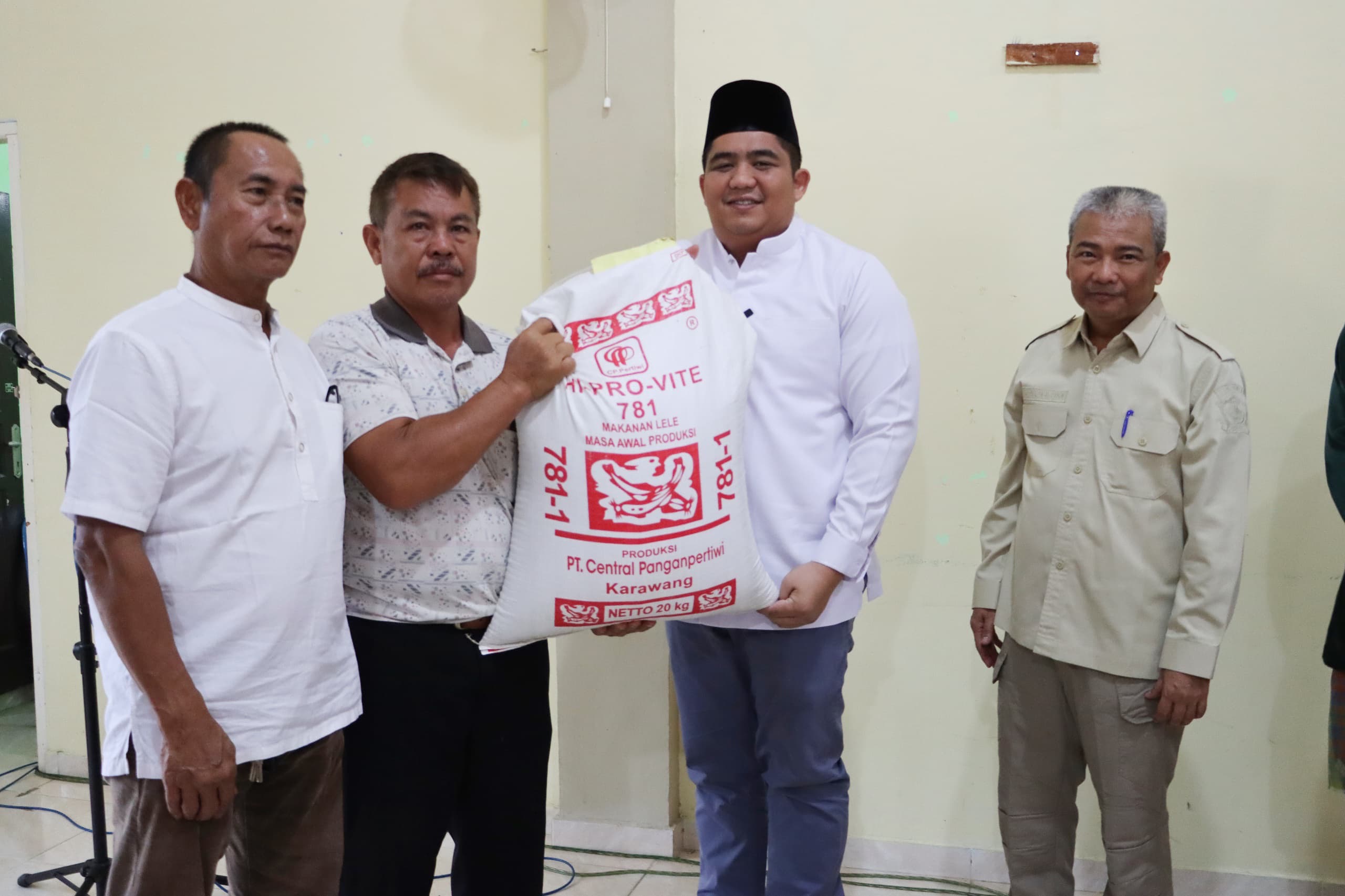 Bupati Roby Serahkan 63.500 Benih Ikan, 8,46 Ton Pakan dan Sarpras Perikanan Tangkap Lainnya. Dok : Kominfo Kabupaten Bintan