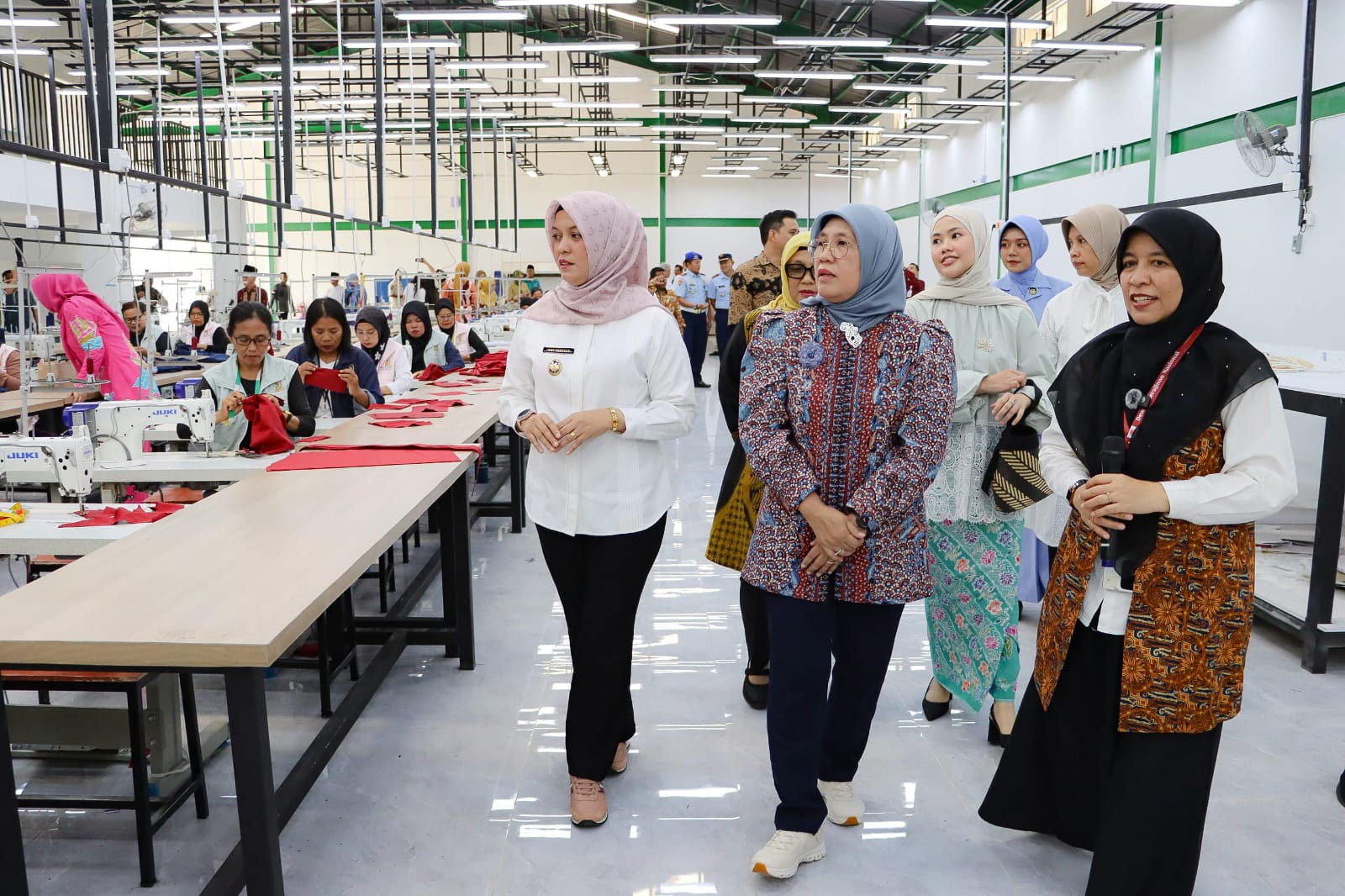 Wabup Bintan Deby Maryanti Dampingi Dirjen IKM Resmikan Gedung Sentra Fashion Sri Kuala Lobam. Dok : Kominfo Kabupaten Bintan