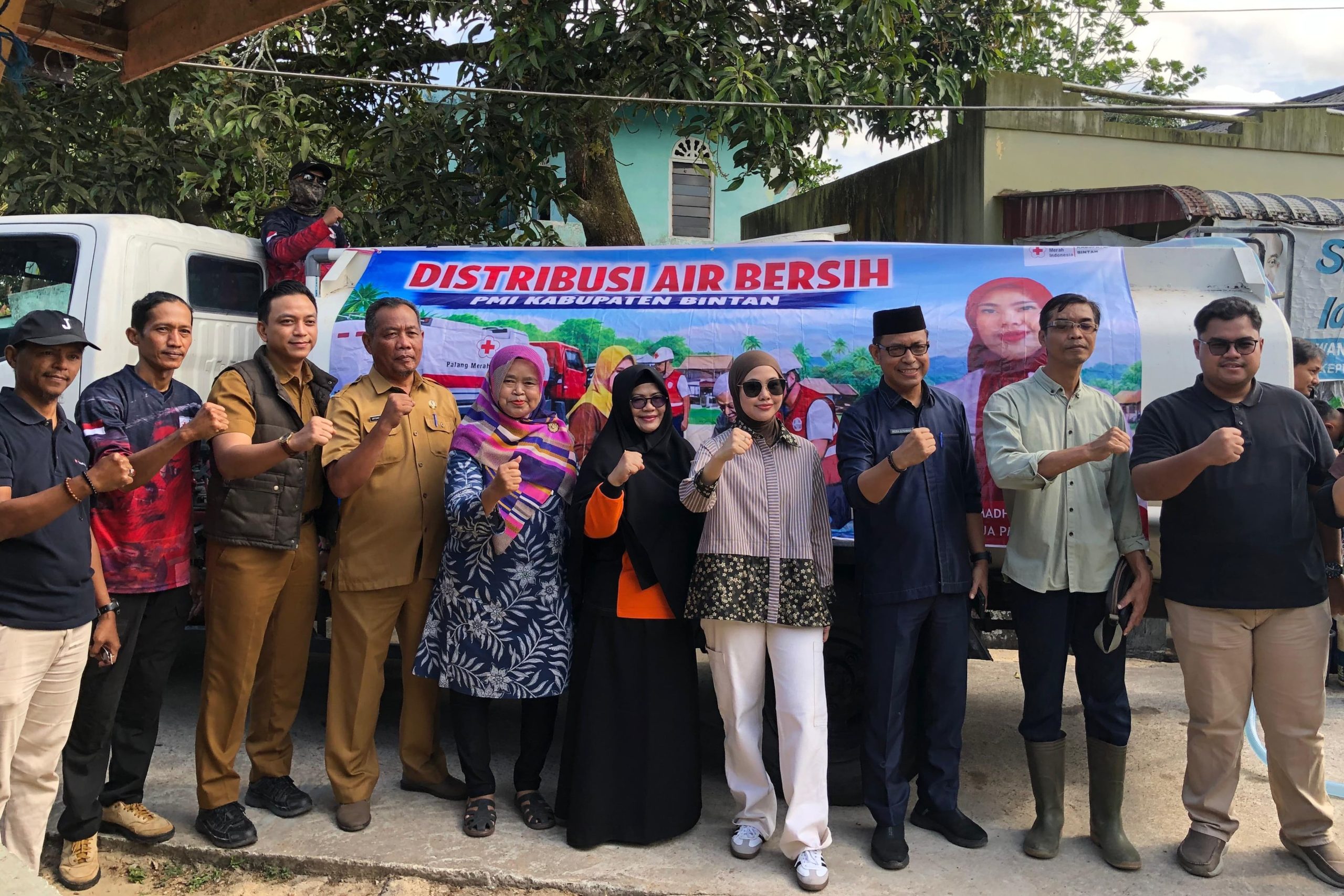 Salurkan Air Bersih, Ketua PMI Bintan : Laporkan Bila Terdampak, Segera Kami Respons Cepat. Dok : Kominfo Kabupaten Bintan