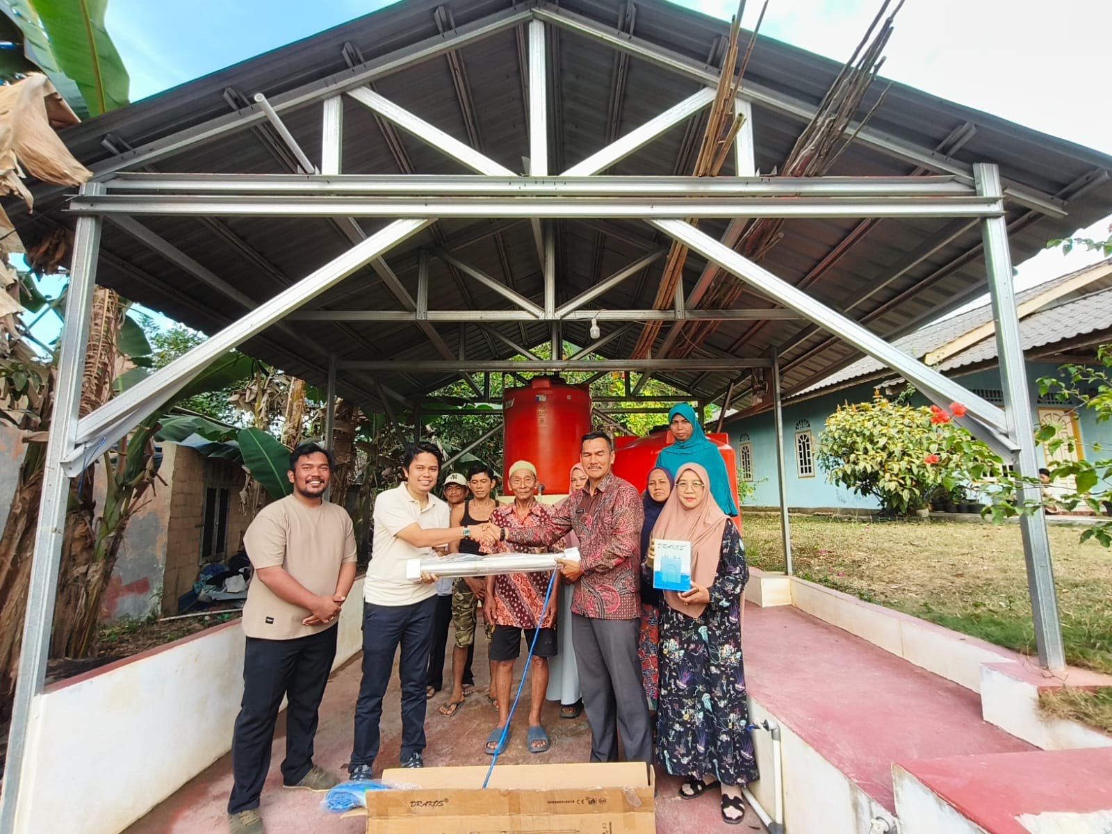 Penyerahan Bantuan Pompa Air Oleh PT Gandasari kepada Warga Kp Budi Mulya RT 03 RW 04 Kabupaten Bintan. Dok : Humas PT Gandasari Shipyard Bintan.