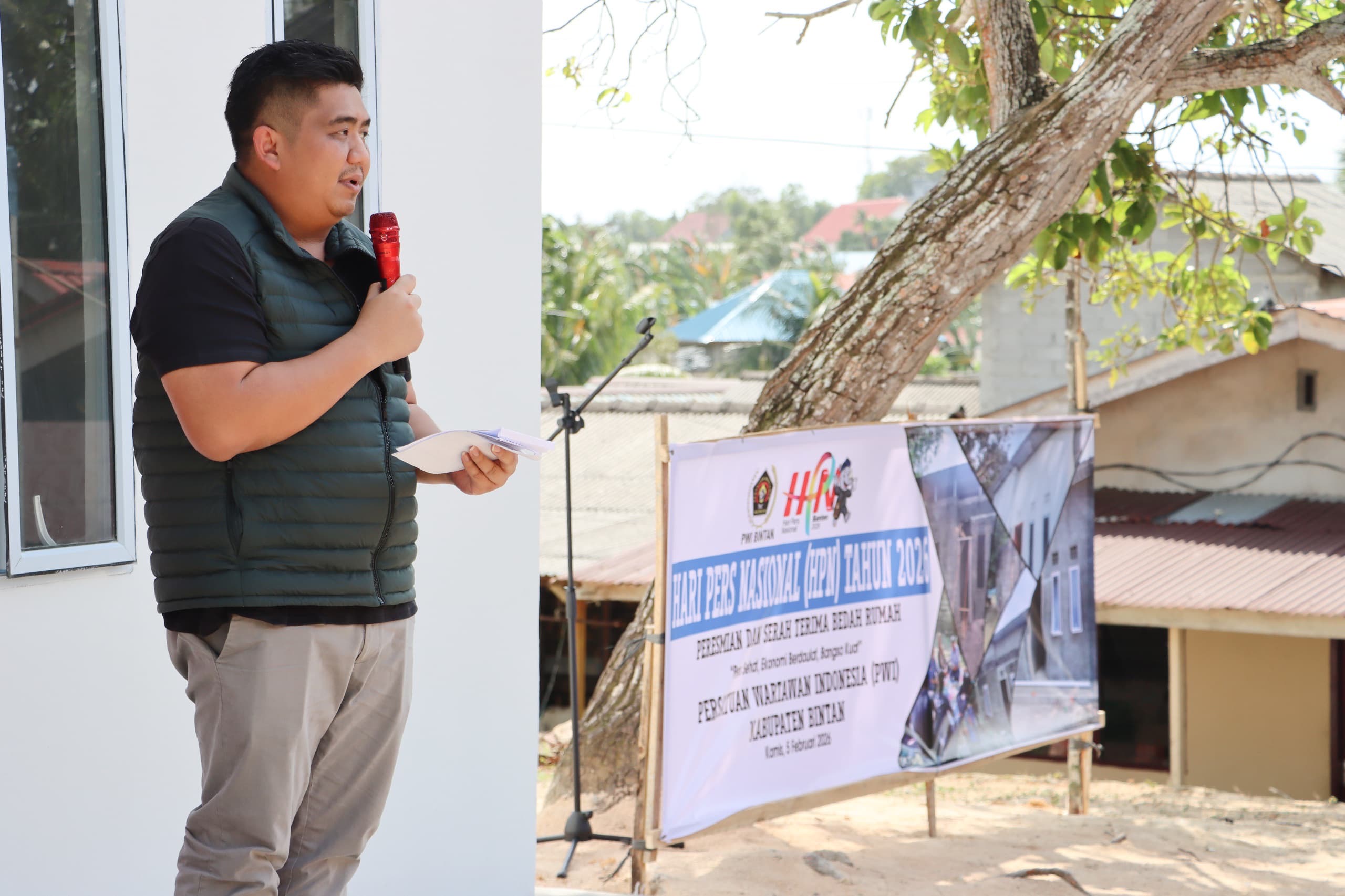 Jelang Puncak HPN 2026, Bupati Roby Apresiasi Konsistensi Program Bedah Rumah PWI Bintan. Dok : Kominfo Kabupaten Bintan